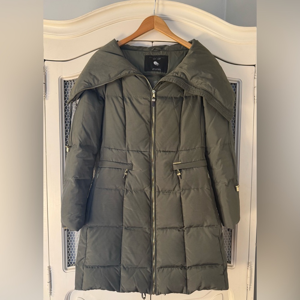 Zara Women’s Olive Green Quilted Down Puffer Coat with Oversized Collar